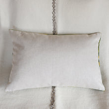 Charger l'image dans la galerie, Housse de coussin rectangulaire Ikat