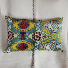 Charger l'image dans la galerie, Housse de coussin rectangulaire Ikat
