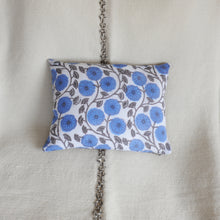 Charger l'image dans la galerie, Coussin fleur bleue