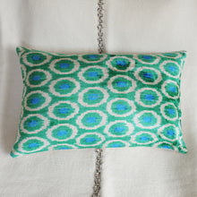 Charger l'image dans la galerie, Housse de coussin rectangulaire Ikat