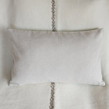 Charger l'image dans la galerie, Housse de coussin rectangulaire Ikat