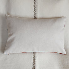 Charger l'image dans la galerie, Housse de coussin rectangulaire Ikat