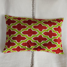 Charger l'image dans la galerie, Housse de coussin rectangulaire Ikat