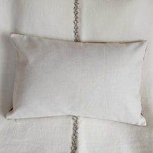 Charger l'image dans la galerie, Housse de coussin rectangulaire Ikat