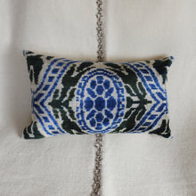 Charger l'image dans la galerie, Housse de coussin rectangulaire Ikat 30 X 50