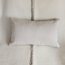 Charger l'image dans la galerie, Housse de coussin rectangulaire Ikat 30 X 50