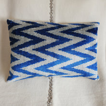 Charger l'image dans la galerie, Housse de coussin rectangulaire Ikat