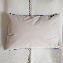 Charger l'image dans la galerie, Housse de coussin rectangulaire Ikat