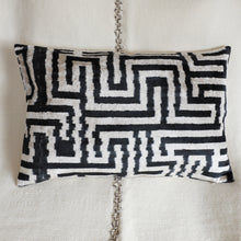 Charger l'image dans la galerie, Housse de coussin rectangulaire Ikat