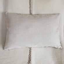 Charger l'image dans la galerie, Housse de coussin rectangulaire Ikat