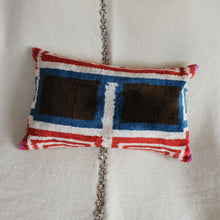 Charger l'image dans la galerie, Housse de coussin rectangulaire Ikat 30 X 50