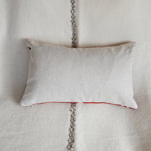 Charger l'image dans la galerie, Housse de coussin rectangulaire Ikat 30 X 50