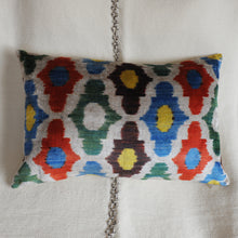 Charger l'image dans la galerie, Housse de coussin rectangulaire Ikat