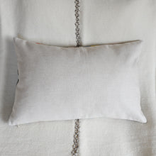 Charger l'image dans la galerie, Housse de coussin rectangulaire Ikat