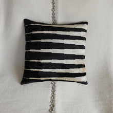 Charger l'image dans la galerie, Housse de coussin carré Ikat reversible