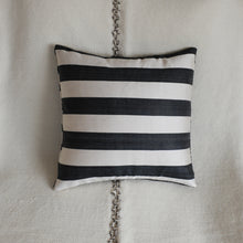 Charger l'image dans la galerie, Housse de coussin carré Ikat reversible