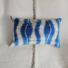 Charger l'image dans la galerie, Housse de coussin rectangulaire Ikat 30 X 50