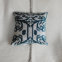 Charger l'image dans la galerie, Housse de coussin carré Ikat reversible