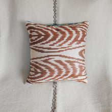Charger l'image dans la galerie, Housse de coussin carré Ikat reversible