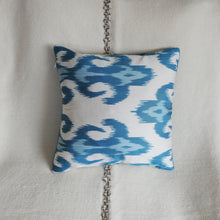Charger l'image dans la galerie, Housse de coussin carré Ikat reversible