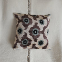 Charger l'image dans la galerie, Housse de coussin carré Ikat